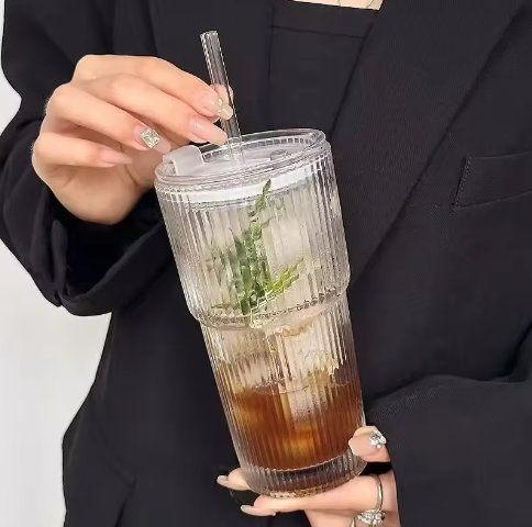 Gestreepte Glazen Drinkbeker met Deksel en Rietje – 600 ml Koffie- en Sapglas