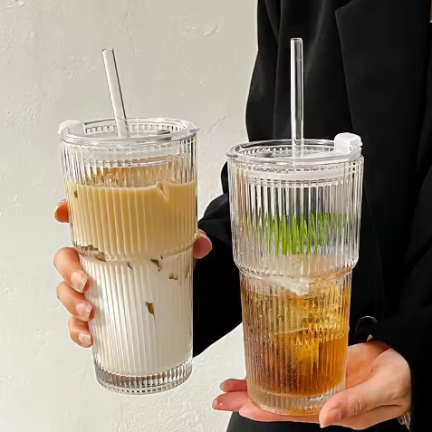 Gestreepte Glazen Drinkbeker met Deksel en Rietje – 600 ml Koffie- en Sapglas