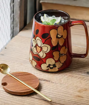 Keramische Koffiemok 700 ml met Houten Deksel en Lepel – Handgetekend Design