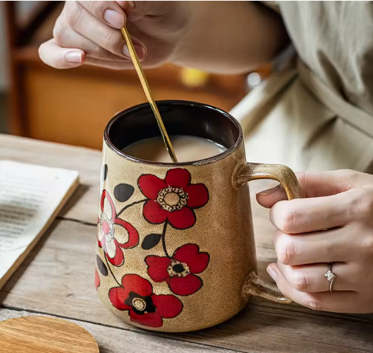 Keramische Koffiemok 700 ml met Houten Deksel en Lepel – Handgetekend Design