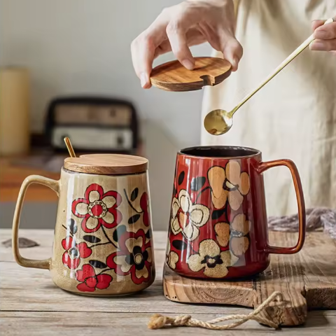 Keramische Koffiemok 700 ml met Houten Deksel en Lepel – Handgetekend Design