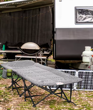 Opklapbaar Kampeerbed met Bekerhouder en Tas – Comfortabel Ligbed voor Outdoor en Camping (120 kg)