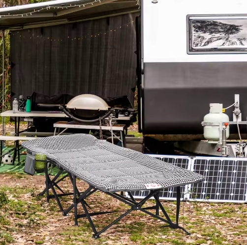 Opklapbaar Kampeerbed met Bekerhouder en Tas – Comfortabel Ligbed voor Outdoor en Camping (120 kg)