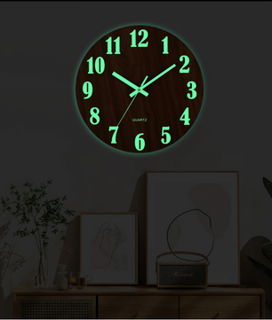 Lichtgevende Houten Wandklok – Stille Scandinavische Muurklok met Glow-in-the-Dark Cijfers