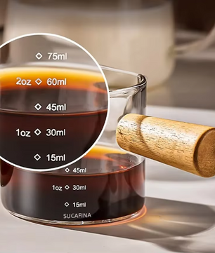 Glazen Espresso Maatbeker met Houten Handvat – Barista Meetbeker voor Koffie en Melk