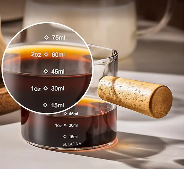 Glazen Espresso Maatbeker met Houten Handvat – Barista Meetbeker voor Koffie en Melk