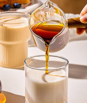 Glazen Espresso Maatbeker met Houten Handvat – Barista Meetbeker voor Koffie en Melk