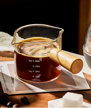 Glazen Espresso Maatbeker met Houten Handvat – Barista Meetbeker voor Koffie en Melk