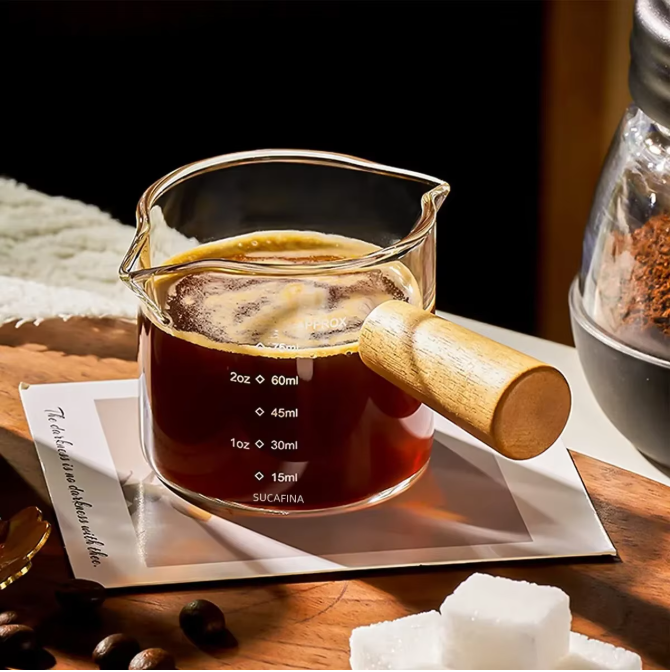 Glazen Espresso Maatbeker met Houten Handvat – Barista Meetbeker voor Koffie en Melk