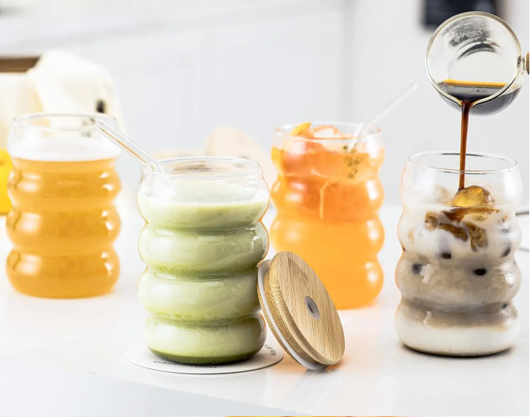 Set van 4 Geribbelde Glazen Bekers met Rietjes – Creatieve Drinkglazen voor Koffie, Cocktails en Frisdrank