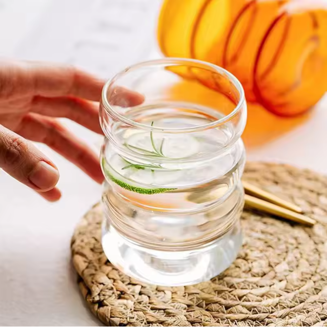 Set van 4 Geribbelde Glazen Bekers met Rietjes – Creatieve Drinkglazen voor Koffie, Cocktails en Frisdrank