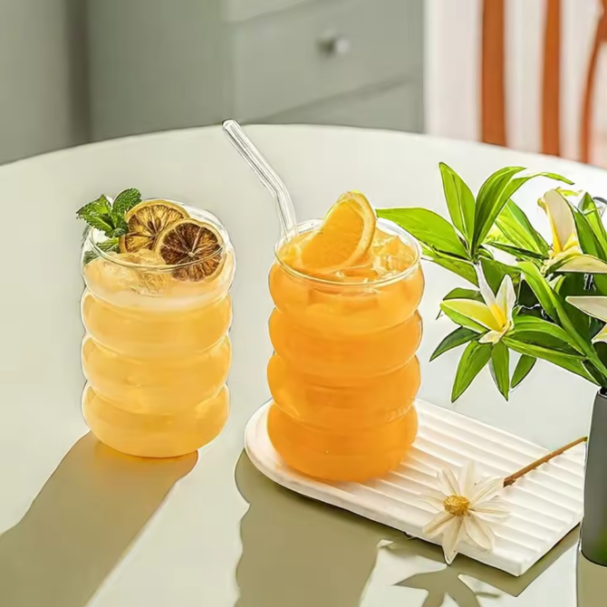 Set van 4 Geribbelde Glazen Bekers met Rietjes – Creatieve Drinkglazen voor Koffie, Cocktails en Frisdrank