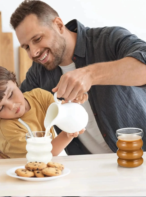 Set van 4 Vintage Geribbelde Glazen Bekers met Rietjes – Esthetische Drinkglazen voor Koffie, Sap en Cocktails
