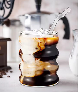 Set van 4 Vintage Geribbelde Glazen Bekers met Rietjes – Esthetische Drinkglazen voor Koffie, Sap en Cocktails