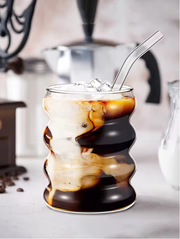 Set van 4 Vintage Geribbelde Glazen Bekers met Rietjes – Esthetische Drinkglazen voor Koffie, Sap en Cocktails