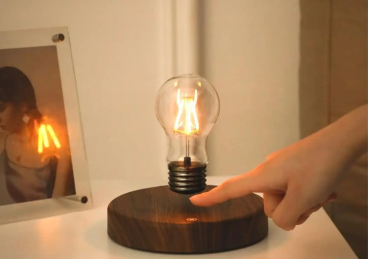 Zwevende Maan Magnetisch LED-Nachtlampje met Houten Voet