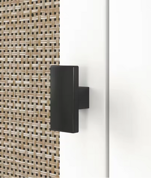 Hoge Badkamerkast met Rotan Deuren en Open Vakken – Smalle Opbergkolom