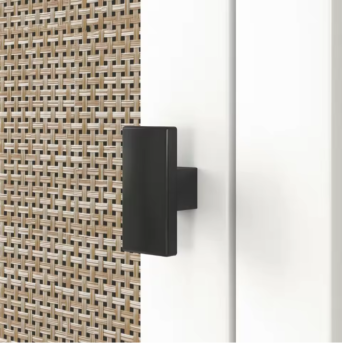 Hoge Badkamerkast met Rotan Deuren en Open Vakken – Smalle Opbergkolom