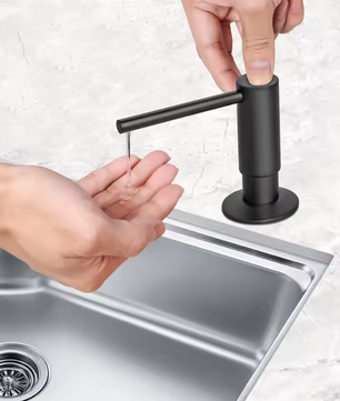 Zwarte Zeepdispenser met Messing Pompkop – Ingebouwde Dispenser voor Keuken en Badkamer