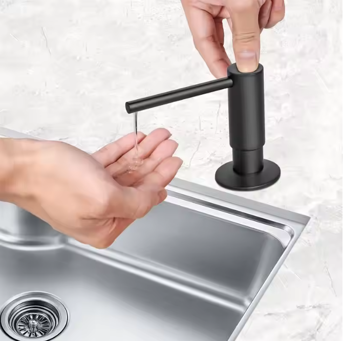 Zwarte Zeepdispenser met Messing Pompkop – Ingebouwde Dispenser voor Keuken en Badkamer