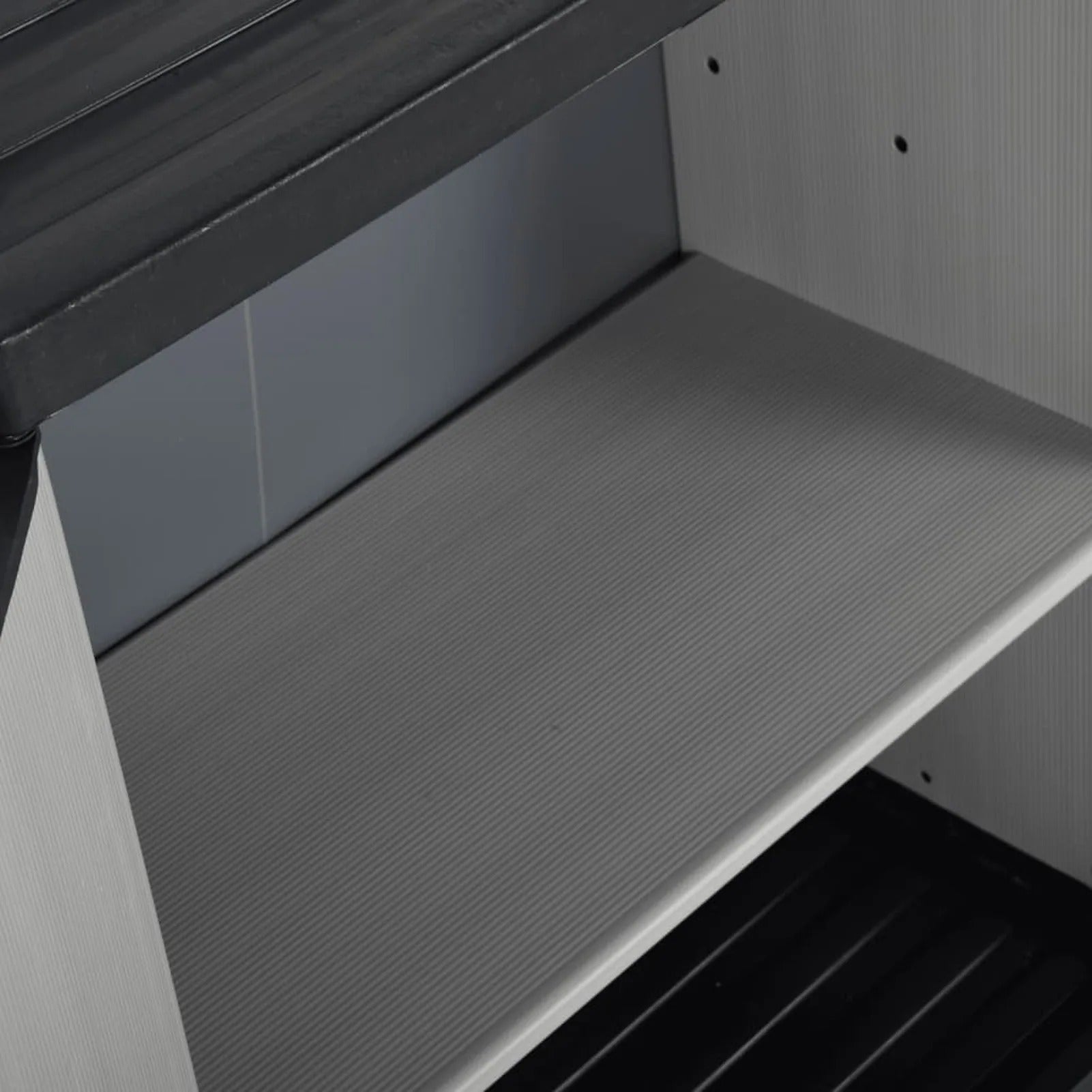Tuinopbergkast met 2 Deuren en Legplank – 68 × 40 × 85 cm – Weerbestendige Kunststof Opbergkast voor Tuin, Balkon en Garage