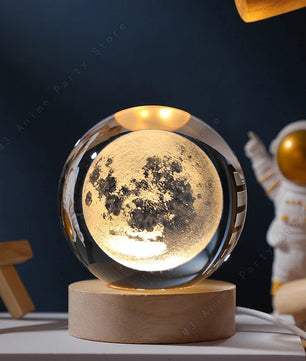 Kristallen 3D Bol Nachtlamp 5 cm – LED USB Lamp met Lasergravure en Houten Beukenhouten Basis – Decoratief Sfeerlampje
