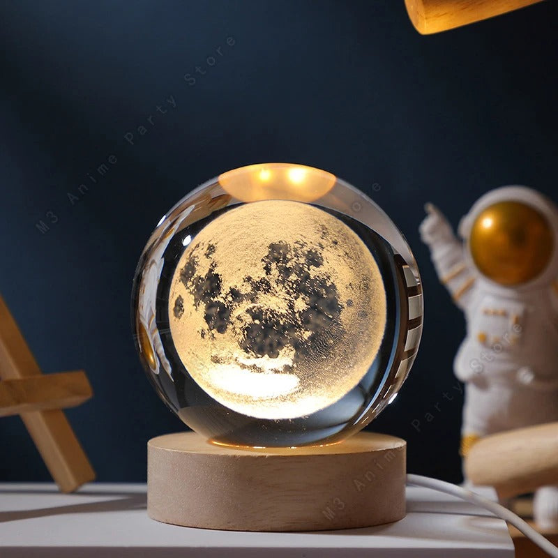 Kristallen 3D Bol Nachtlamp 5 cm – LED USB Lamp met Lasergravure en Houten Beukenhouten Basis – Decoratief Sfeerlampje