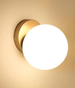 Moderne Wand- en Plafondlamp met Glazen Bol – E27 Fitting – Wit Mat Glas met Gouden Metalen Basis – Tijdloze Binnenverlichting