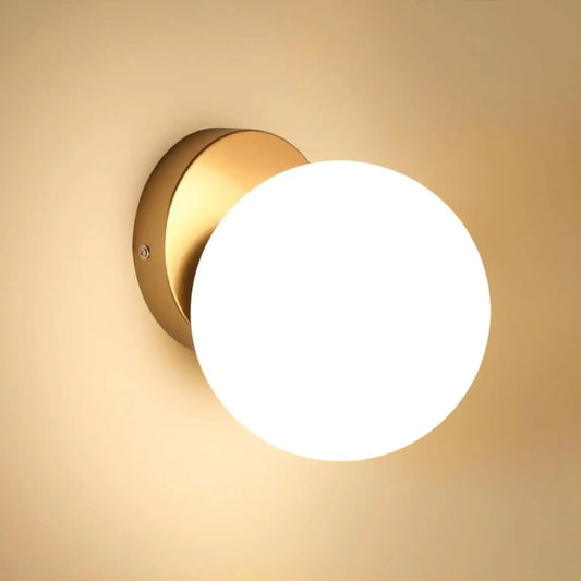 Moderne Wand- en Plafondlamp met Glazen Bol – E27 Fitting – Wit Mat Glas met Gouden Metalen Basis – Tijdloze Binnenverlichting