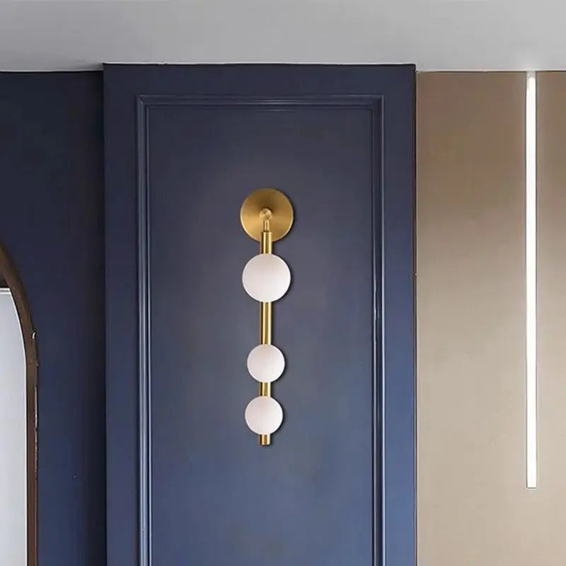 Wandlamp met Glazen Bol – Modern Design – Wit Glas met Goud of Zwart Metaal – E27 – Voor Slaapkamer, Badkamer en Hal