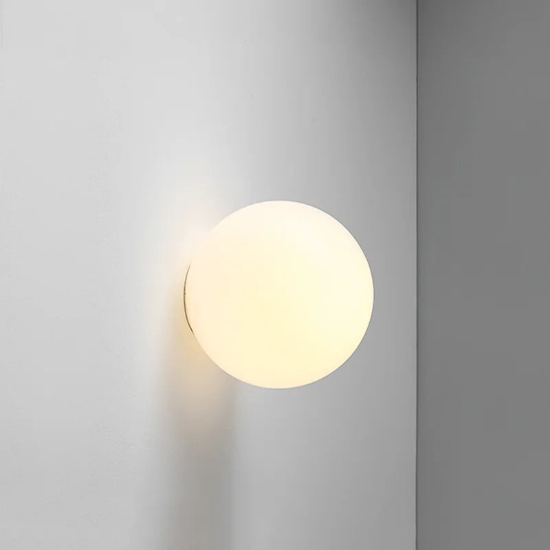Ronde Glazen Wandlamp – Melkwitte Glazen Bol met Verborgen Basis – Moderne LED Wandverlichting voor Slaapkamer en Woonkamer