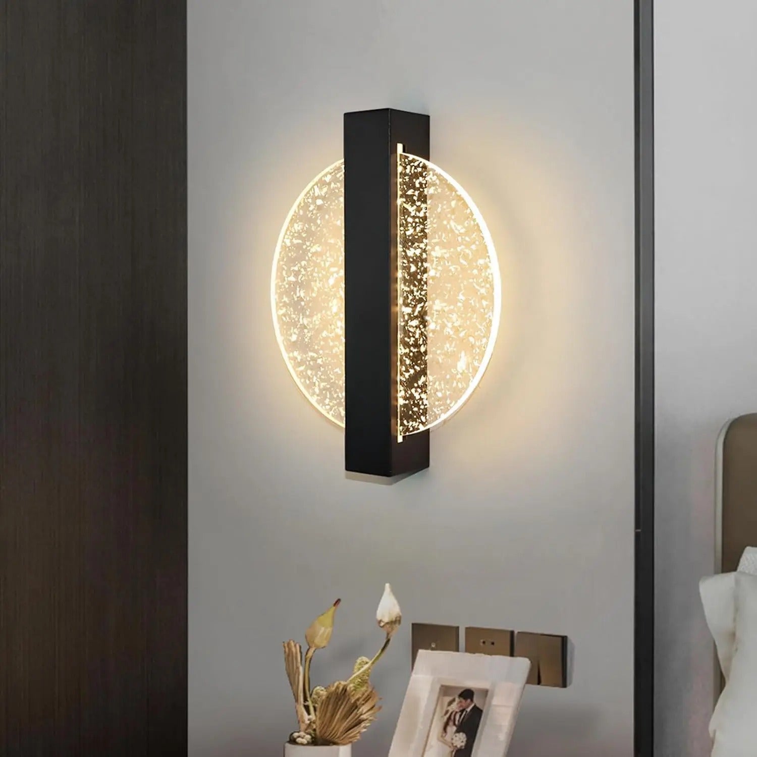 Moderne LED Wandlamp – Rond Zwart met Zilverblad – Acryl Wandverlichting met Warm Licht 3500K voor Woonkamer & Slaapkamer