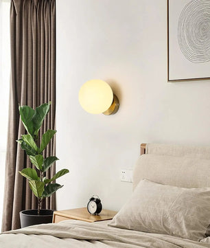 Moderne Wand- en Plafondlamp met Glazen Bol – E27 Fitting – Wit Mat Glas met Gouden Metalen Basis – Tijdloze Binnenverlichting