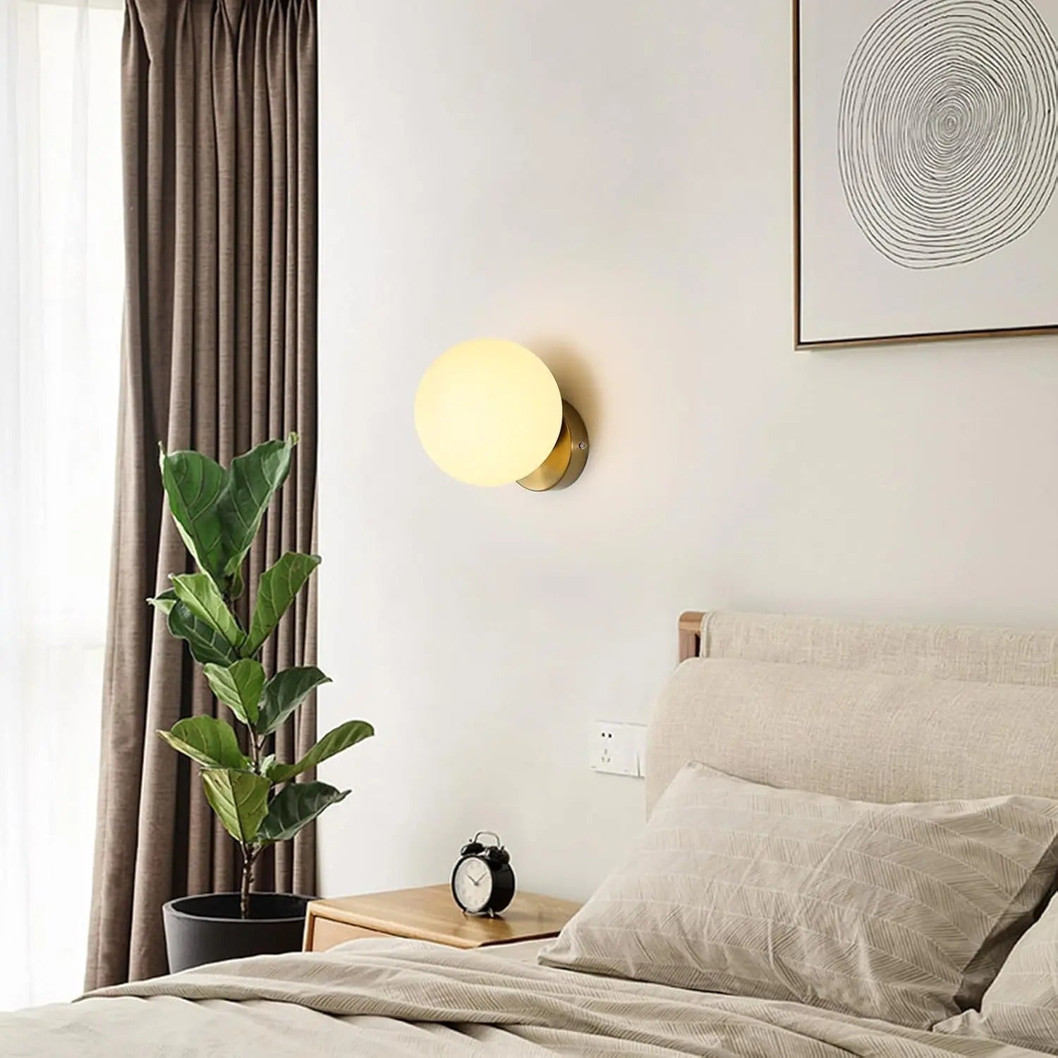 Moderne Wand- en Plafondlamp met Glazen Bol – E27 Fitting – Wit Mat Glas met Gouden Metalen Basis – Tijdloze Binnenverlichting