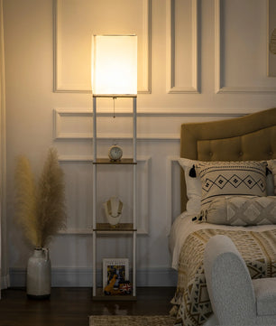 Moderne Houten Vloerlamp met 3 Planken – Staande Lamp met Stoffen Kap en E27 Fitting – Sfeerverlichting en Opbergruimte voor Woonkamer en Slaapkamer