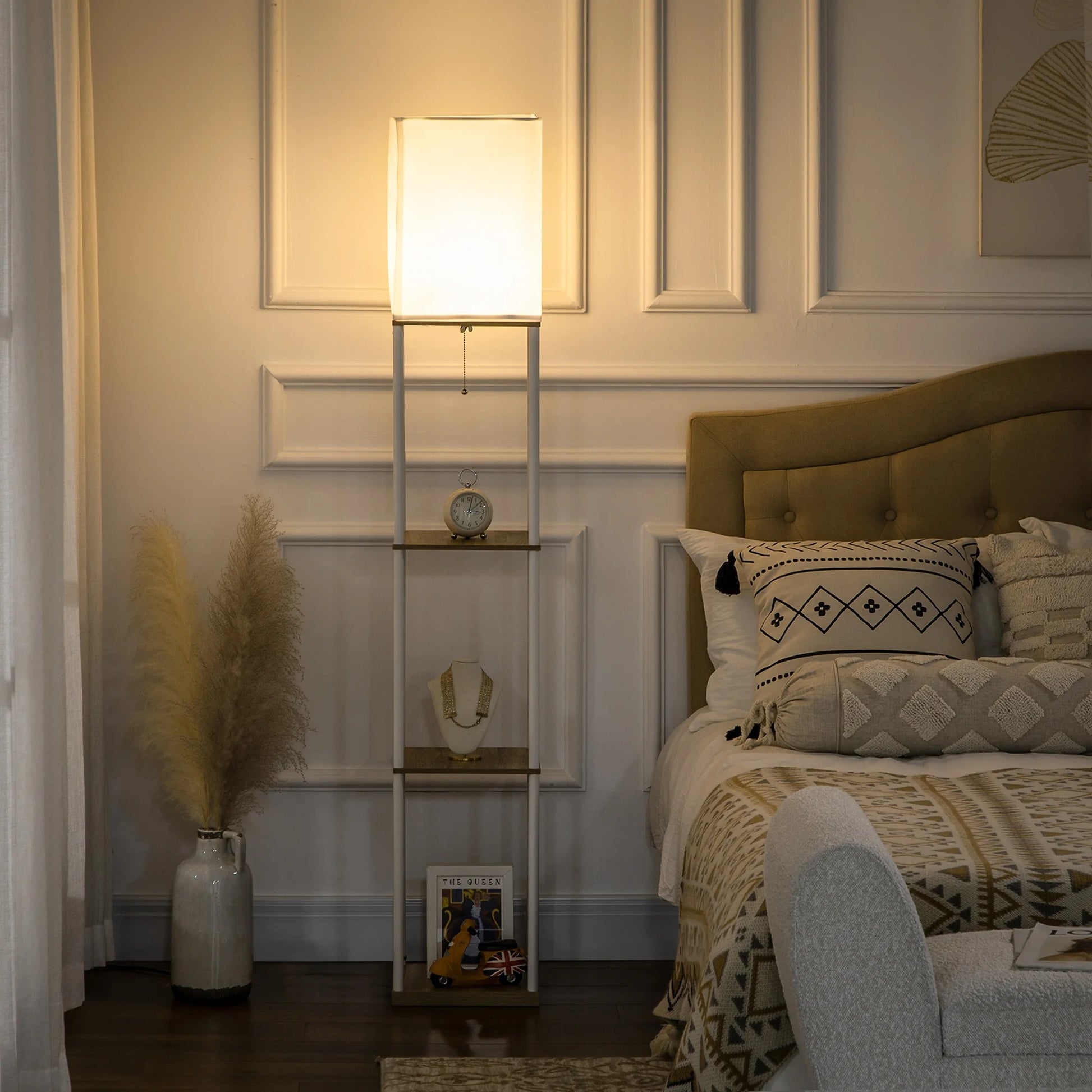 Moderne Houten Vloerlamp met 3 Planken – Staande Lamp met Stoffen Kap en E27 Fitting – Sfeerverlichting en Opbergruimte voor Woonkamer en Slaapkamer