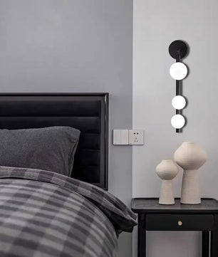 Wandlamp met Glazen Bol – Modern Design – Wit Glas met Goud of Zwart Metaal – E27 – Voor Slaapkamer, Badkamer en Hal