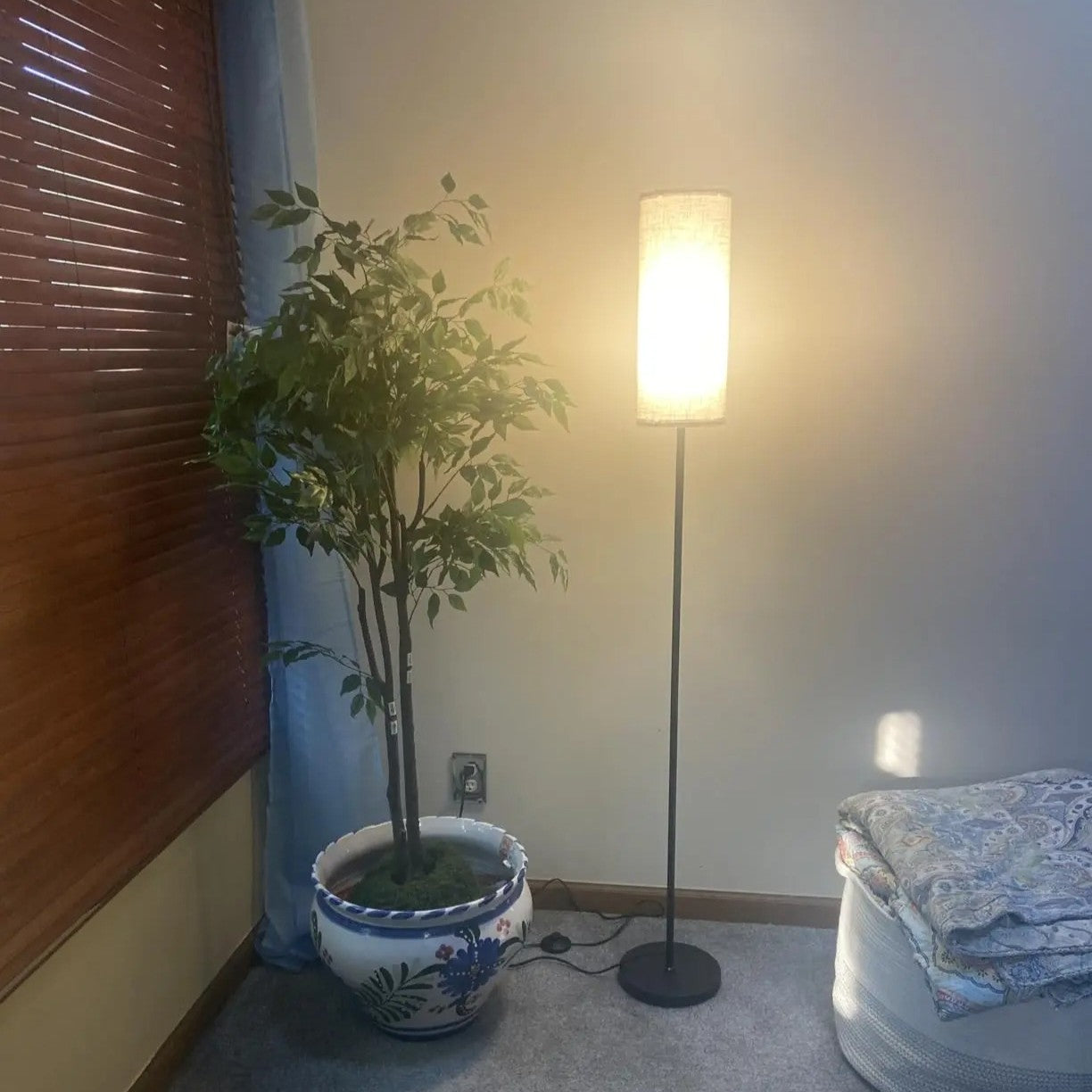 Moderne Vloerlamp met Lampenkap – Hoge Staande Lamp met Dimbare 9W LED en Voetschakelaar – Minimalistische Verlichting voor Woonkamer en Slaapkamer