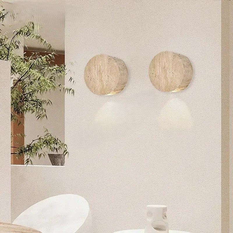 Wabi-Sabi Travertijn LED Wandlamp – Natuursteen Sfeerverlichting voor Slaapkamer en Gang