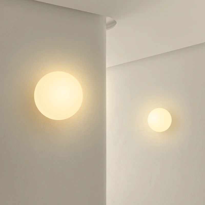 Ronde Glazen Wandlamp – Melkwitte Glazen Bol met Verborgen Basis – Moderne LED Wandverlichting voor Slaapkamer en Woonkamer