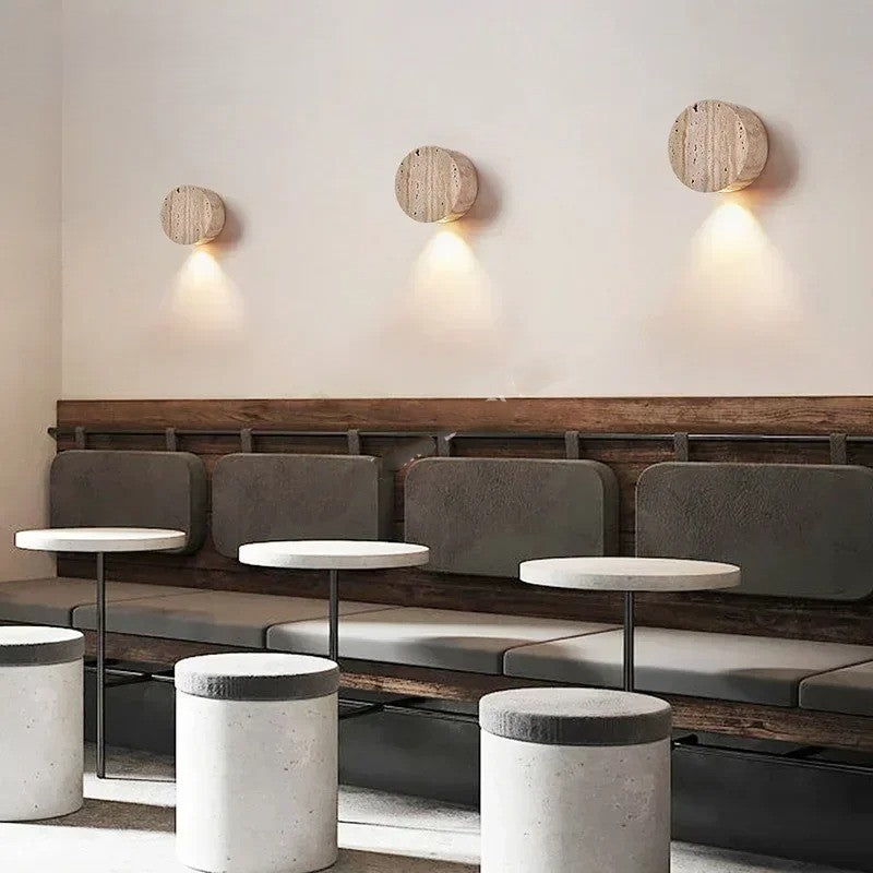 Wabi-Sabi Travertijn LED Wandlamp – Natuursteen Sfeerverlichting voor Slaapkamer en Gang