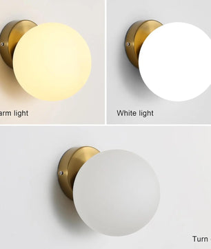 Moderne Wand- en Plafondlamp met Glazen Bol – E27 Fitting – Wit Mat Glas met Gouden Metalen Basis – Tijdloze Binnenverlichting