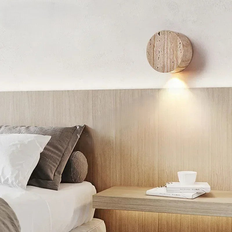 Wabi-Sabi Travertijn LED Wandlamp – Natuursteen Sfeerverlichting voor Slaapkamer en Gang