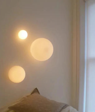 Ronde Glazen Wandlamp – Melkwitte Glazen Bol met Verborgen Basis – Moderne LED Wandverlichting voor Slaapkamer en Woonkamer