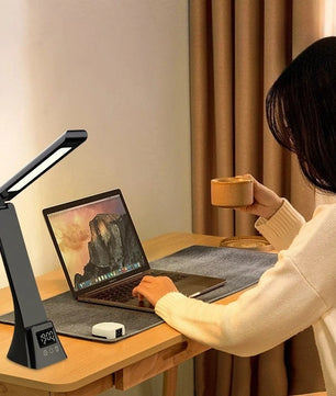Multifunctionele LED Bureaulamp – Dimbaar met Draadloze Oplader, USB-Poort en Digitale Klok – 3 Lichtkleuren