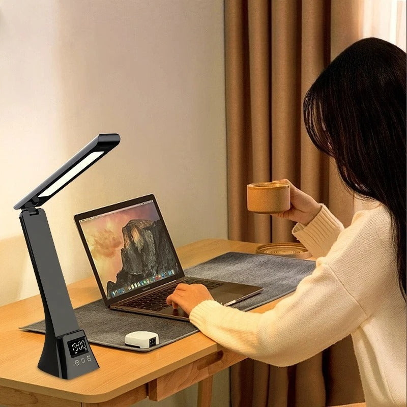 Multifunctionele LED Bureaulamp – Dimbaar met Draadloze Oplader, USB-Poort en Digitale Klok – 3 Lichtkleuren