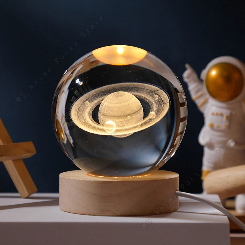 Kristallen 3D Bol Nachtlamp 5 cm – LED USB Lamp met Lasergravure en Houten Beukenhouten Basis – Decoratief Sfeerlampje