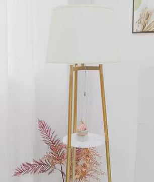 Luvodi Moderne Driepoot LED Vloerlamp – Stijlvolle Staande Lamp met Opslagplanken